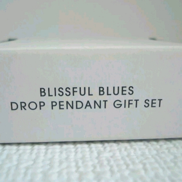 SET of 2: Avon Blissful Blues Necklace & Earrings - Picture 11 of 14